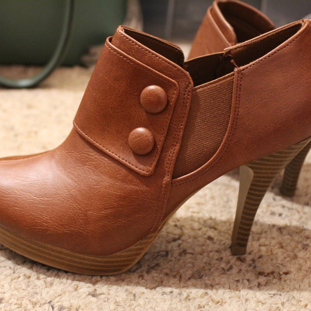 Buttoned Heeled Bootie - Picture 2 of 3